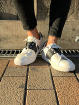 Open Studs スニーカー