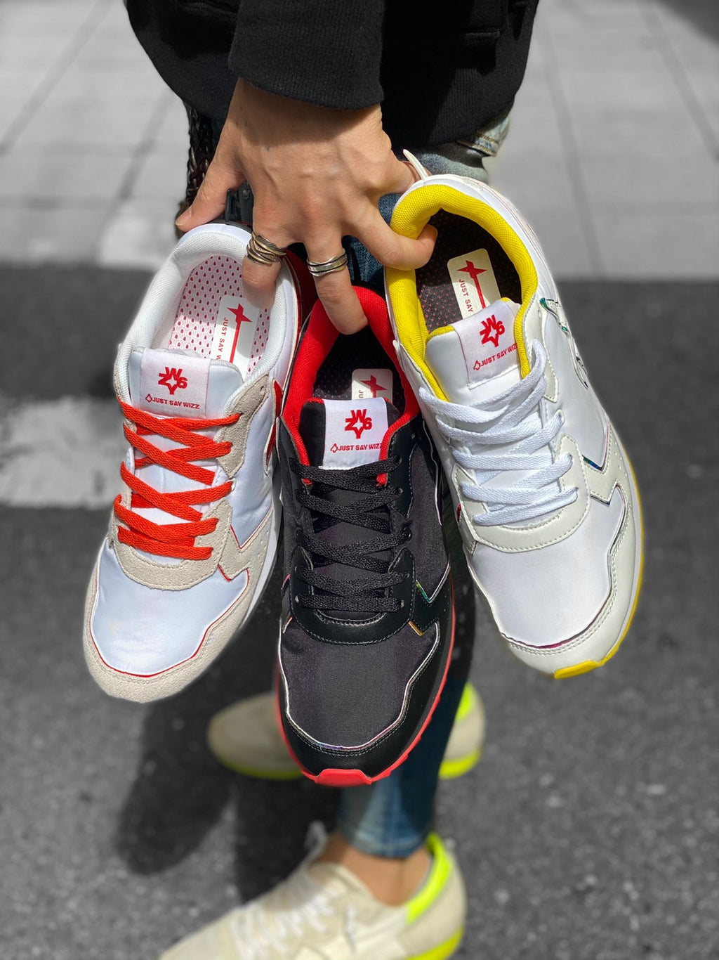 ラメ入りグレー スニーカー ネイビーとレッドストライプ