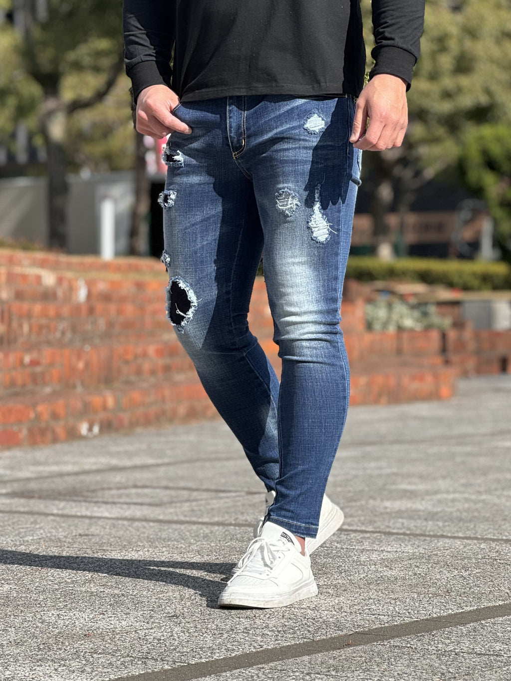 売約済　ディースク　ダメージ加工 スキニーデニム ダークブルー ダメージ加工 ダークブルースキニーデニム - メルカリ